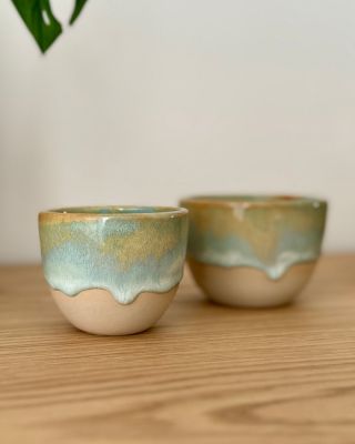 🌊 Nová glazura právě připlouvá! Pracovně jí říkáme Lagun – jemné přechody tyrkysové, zlaté a pískové nám totiž připomínají...