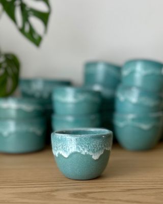 Tyrkysová Nevena 🩵 je vaše oblíbená a vůbec nevadí, že to není typicky podzimní barva...v koflíčku nebo soudečku bude i...