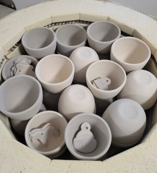 Koflíček pod stromeček? 🎄 Už na tom pracujeme 😊 Budou 80, 110, 180, 220 a 270 ml koflíčky v různých barvách a chystáme pro...