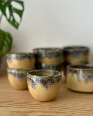 Oříškový Nødder, stačí jen “rozlousknout” a vychutnat si dokonalou kávu 🌰☕️🤎 #keramika #keramickysalek #keramickyhrnek...